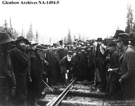 Driving the last spike at Craigellachie, Glenbow Archives NA-1494-5 / Le dernier crampon de la voie de chemin de fer à Craigellachie, Glenbow Archives NA-1494-5